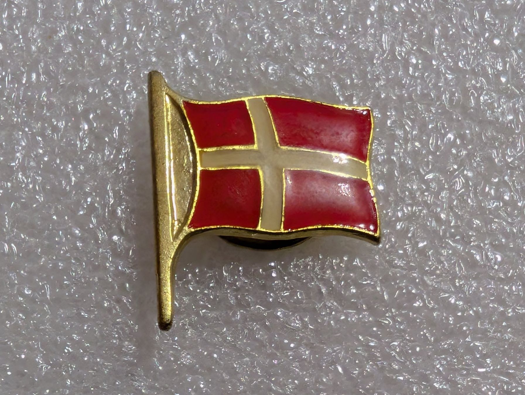 Plaquettes & Badges: Ansteckpin 144: Flagge Dänemark – D'occasion à Oppligen par Pin-Fall-Shop