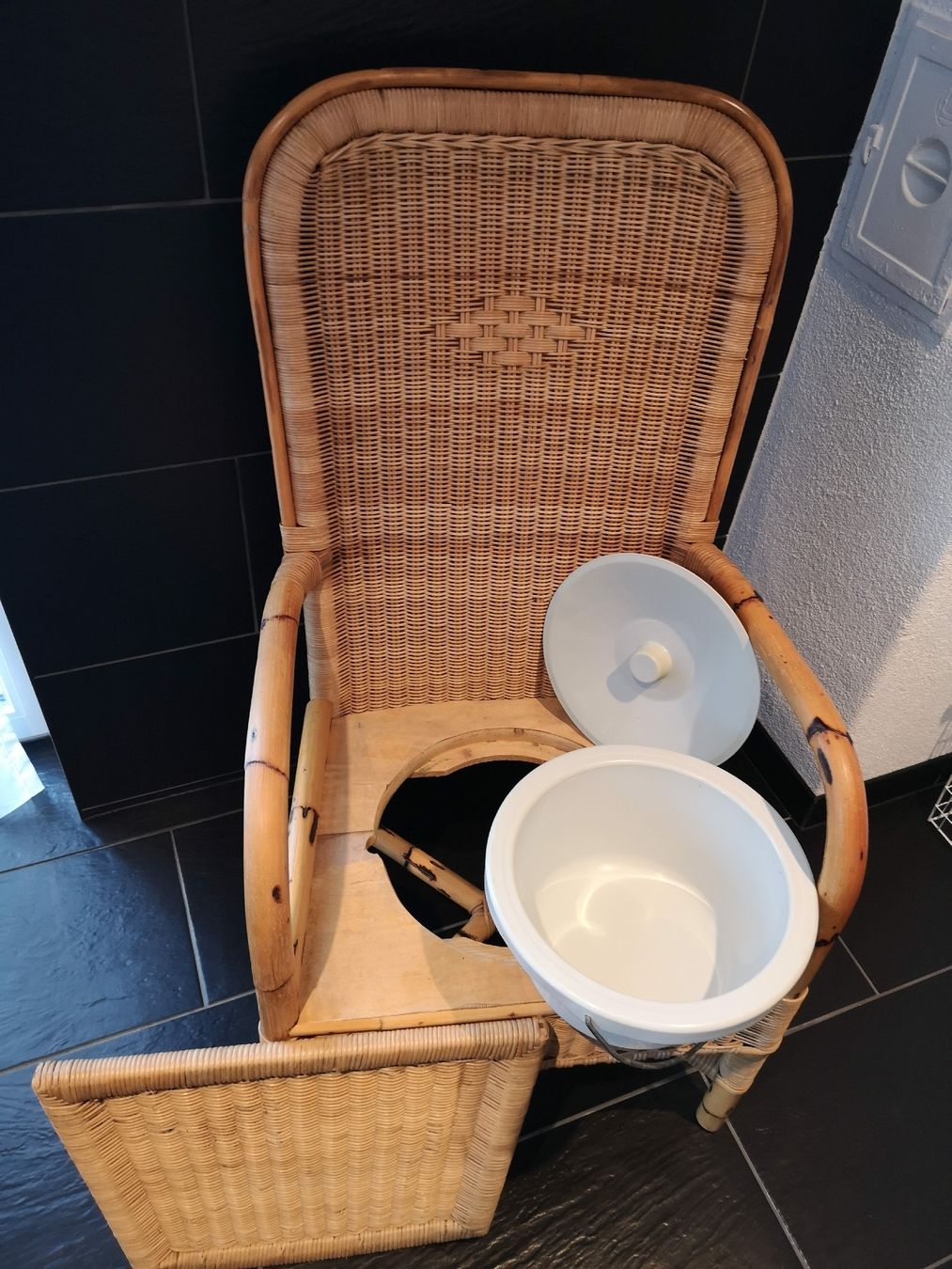 Stühle: Nachtstuhl Rattan Vintage – Gebraucht aus Berneck von Schlings 5