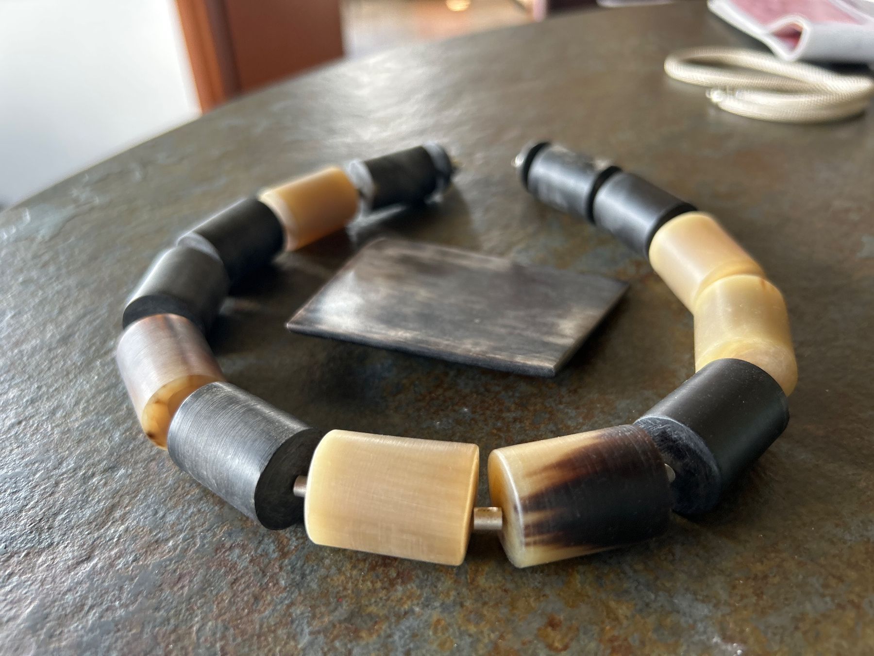 Catenine: Halskette Material Horn – Usato da Brione sopra Minusio venduto da eleisa0815 1