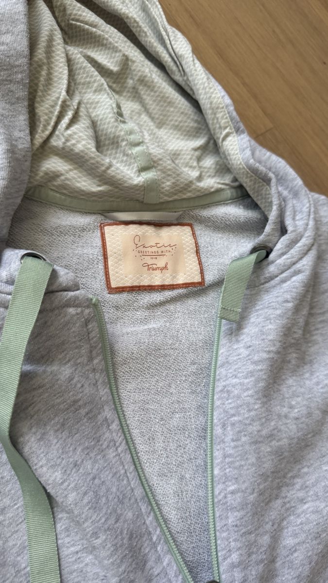 Maglioni & Felpe: Triumph Pullover mit Kapuze aus Baumwolle, Gr S – Usato da Steinhausen venduto da inmumi 1
