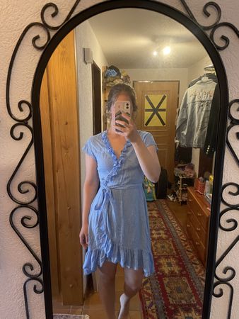 Wickelkleid hellblau Punkte Rüschen