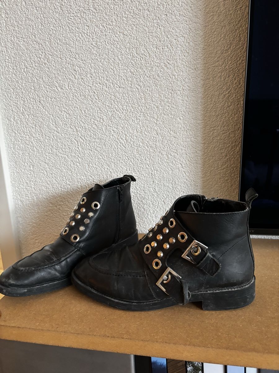 Damenschuhe: Coole schwarze Boots mit Schnallen, Grösse 38 – Gebraucht aus Basel von Pepiteki
