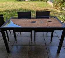 Tisch mit 4 Stühlen und 4 Kissen L140 B 80 H 76