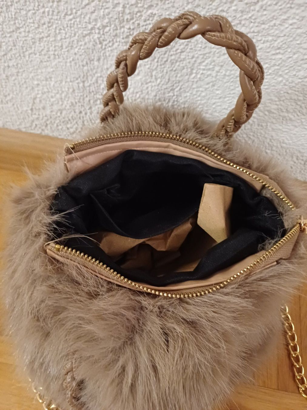 Borse da donna: Fluffy small Brown Handbag with Gold Chain – Nuovo (secondo la descrizione) da Dübendorf venduto da palemoon 3