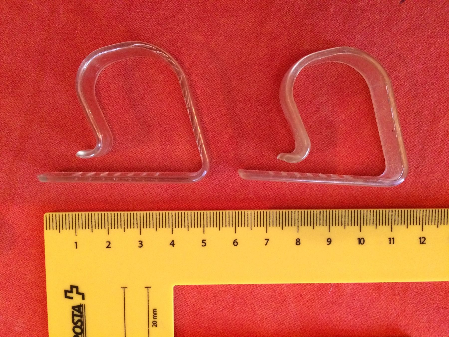 Altro in Decorazioni & Accessori: 2 Stk. Tischtuchhalter, Kunststoff, 5 x 4 cm – Usato da Buchs AG venduto da ReaNaTsch 1
