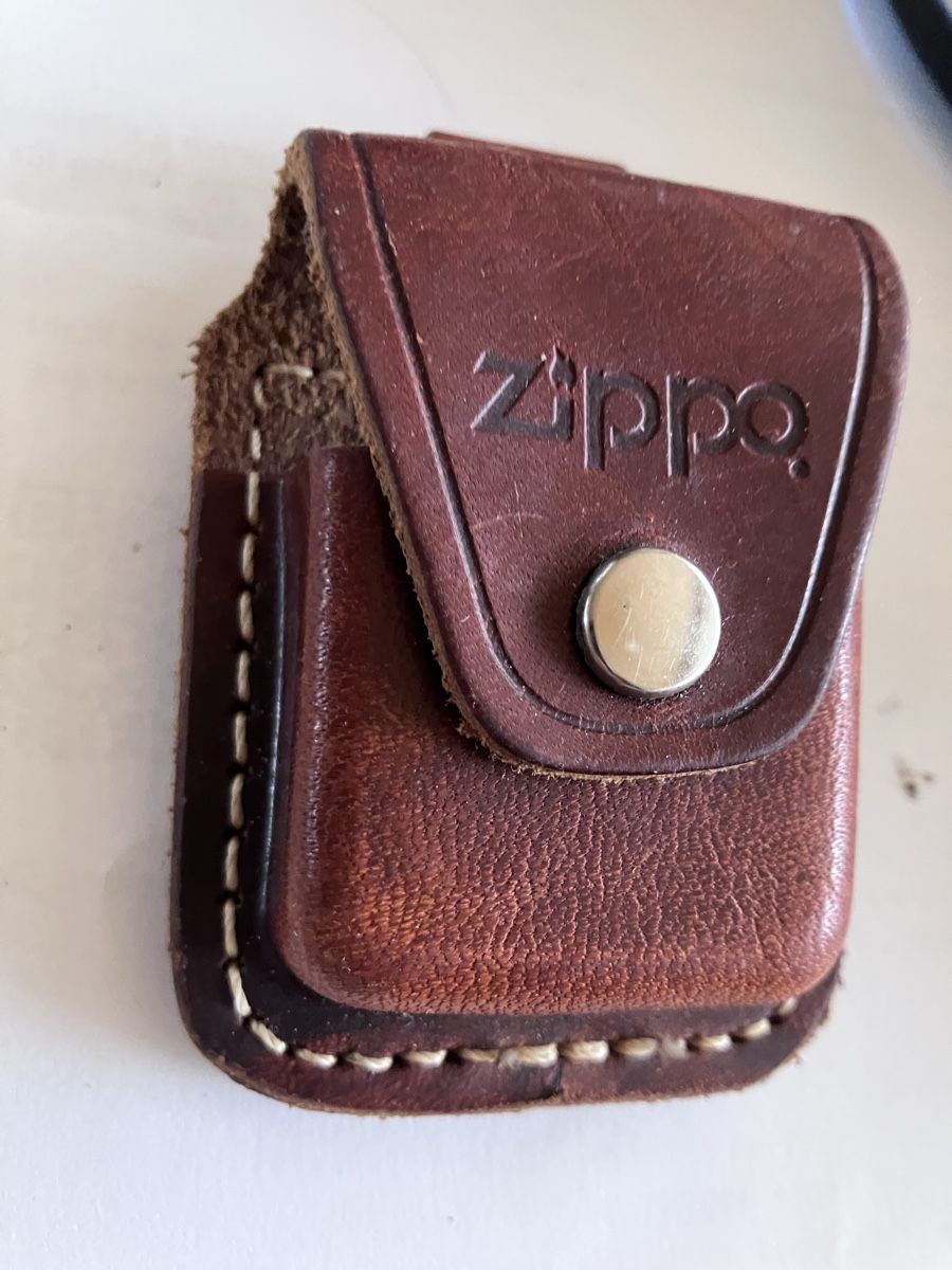 Marlboro Accendini: Zippo Feuerzeug Marlboro mit Ledertasche – Usato da opfikon venduto da reko51 4