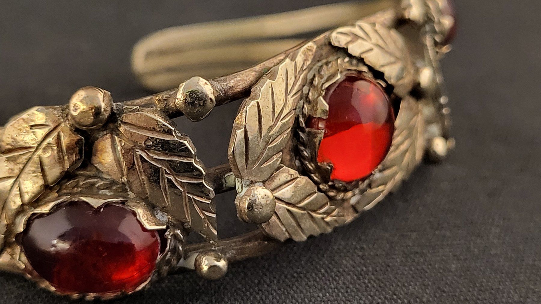 Bracciali & Braccialetti: Vintage Armspange mit roten Steinen – Usato da Basel venduto da spinne02 1