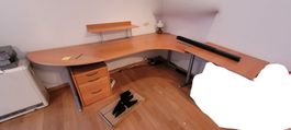 Grosser Eckschreibtisch aus Holz inkl. Korpus