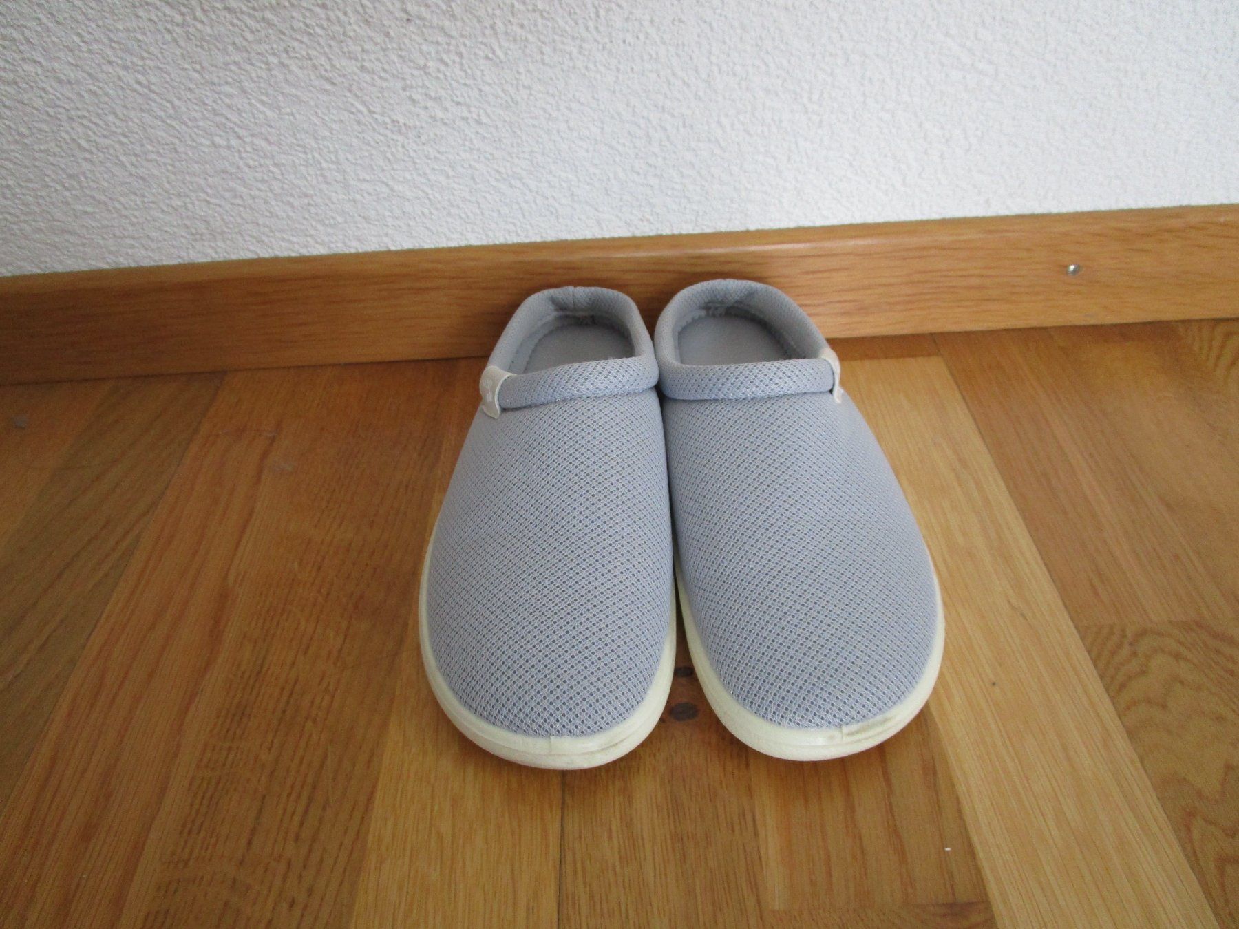 Scarpe da donna: Hausschuhe hellgrau – Usato da Langenthal venduto da majarose