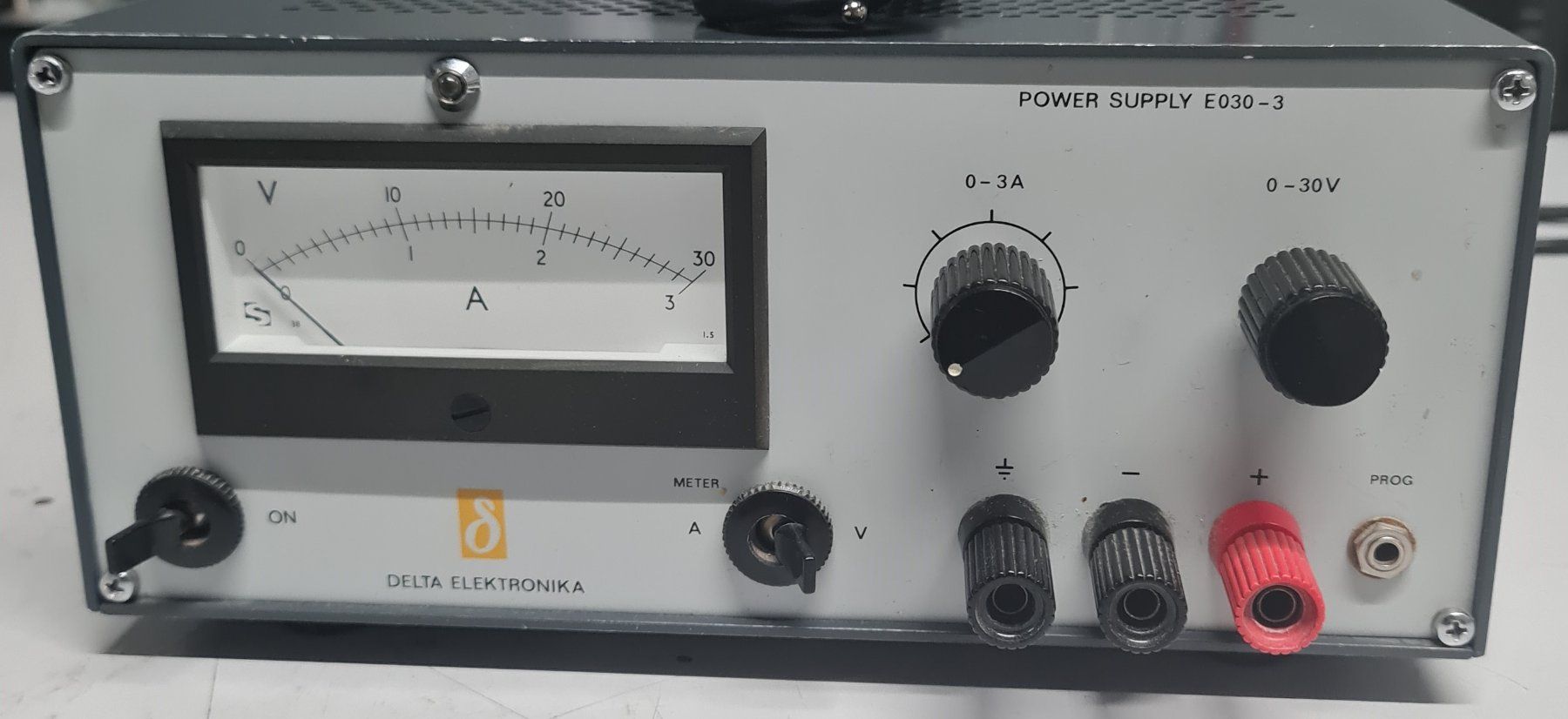 Elettrotecnica: Labornetzgerät 0-30V, 0-3A Linear mit Netztrafo – Usato da Horw venduto da Arta20000