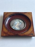 Miniatur Portrait Dame mit Haube Holzrahmen Antiquitaet(I12)