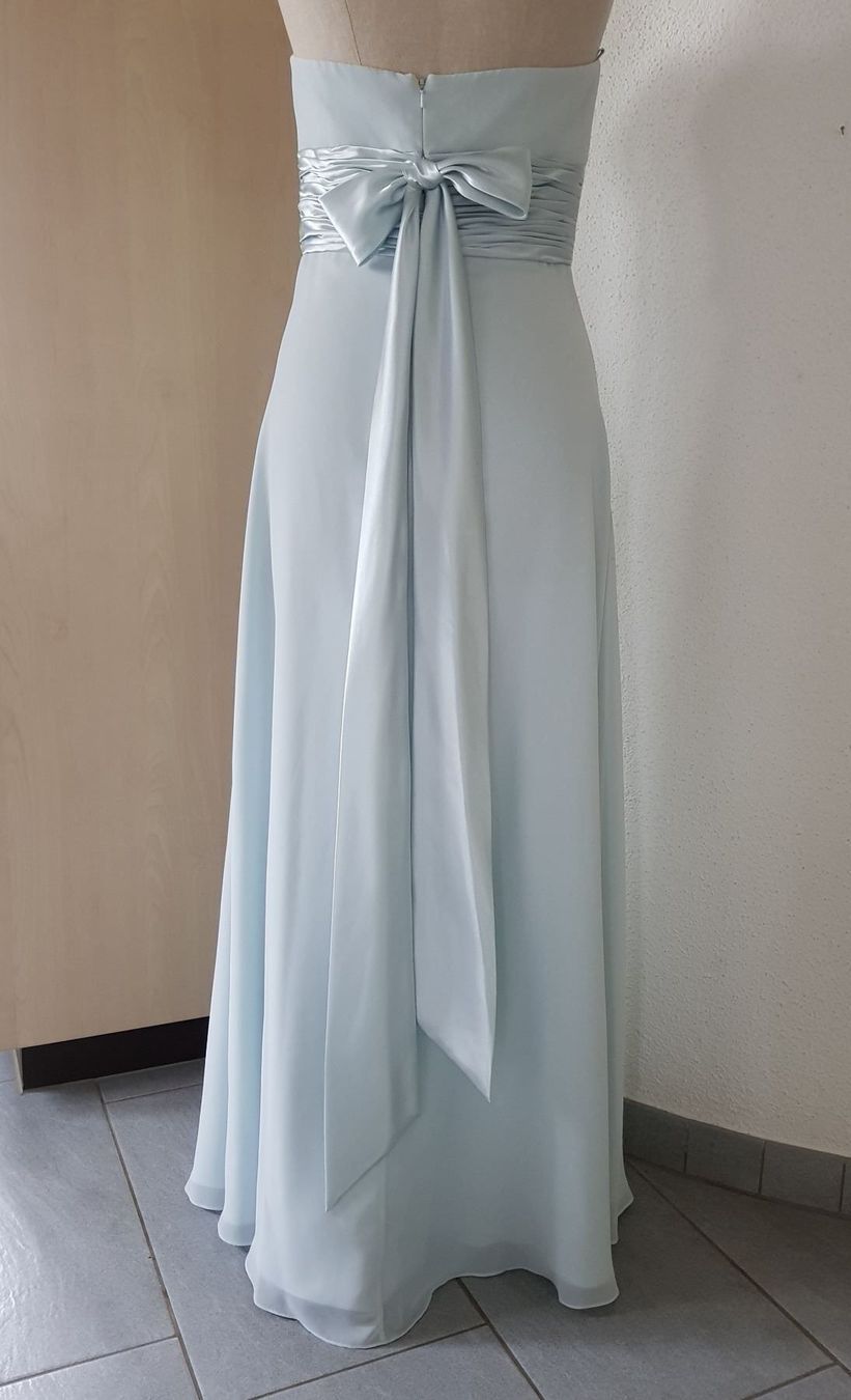 Kleider: Hochwertiges, hellblaues Abendkleid, Grösse 40 – Gebraucht aus Hägendorf von  2