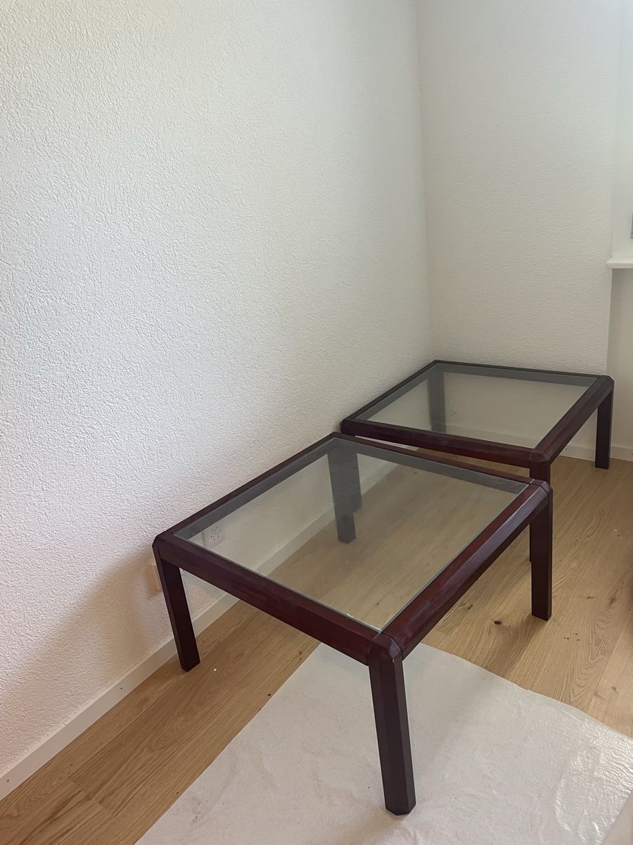 Set di tavolo e panche: 2er Set: Edle Glas-Couchtische mit dunklem Holzrahmen – Usato da Bollingen venduto da makenschmuschki