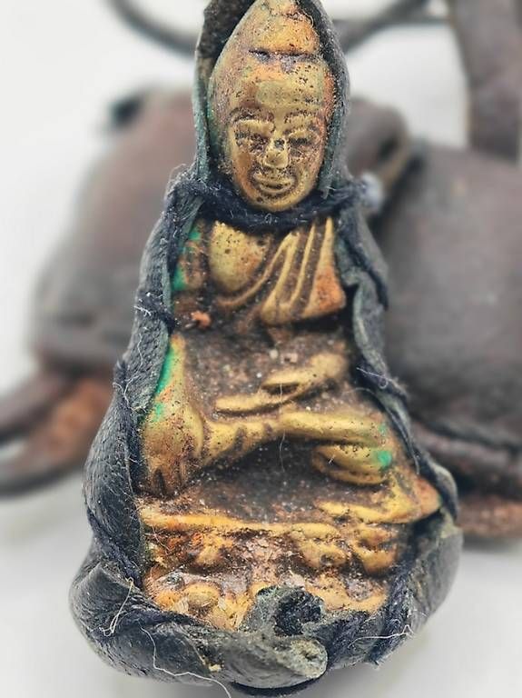 Ciondoli: Buddha Amulett \ Bhumisparsha Mudra – Usato da Basel venduto da Shankar