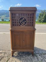 Altes Grammophon mit Unterschrank