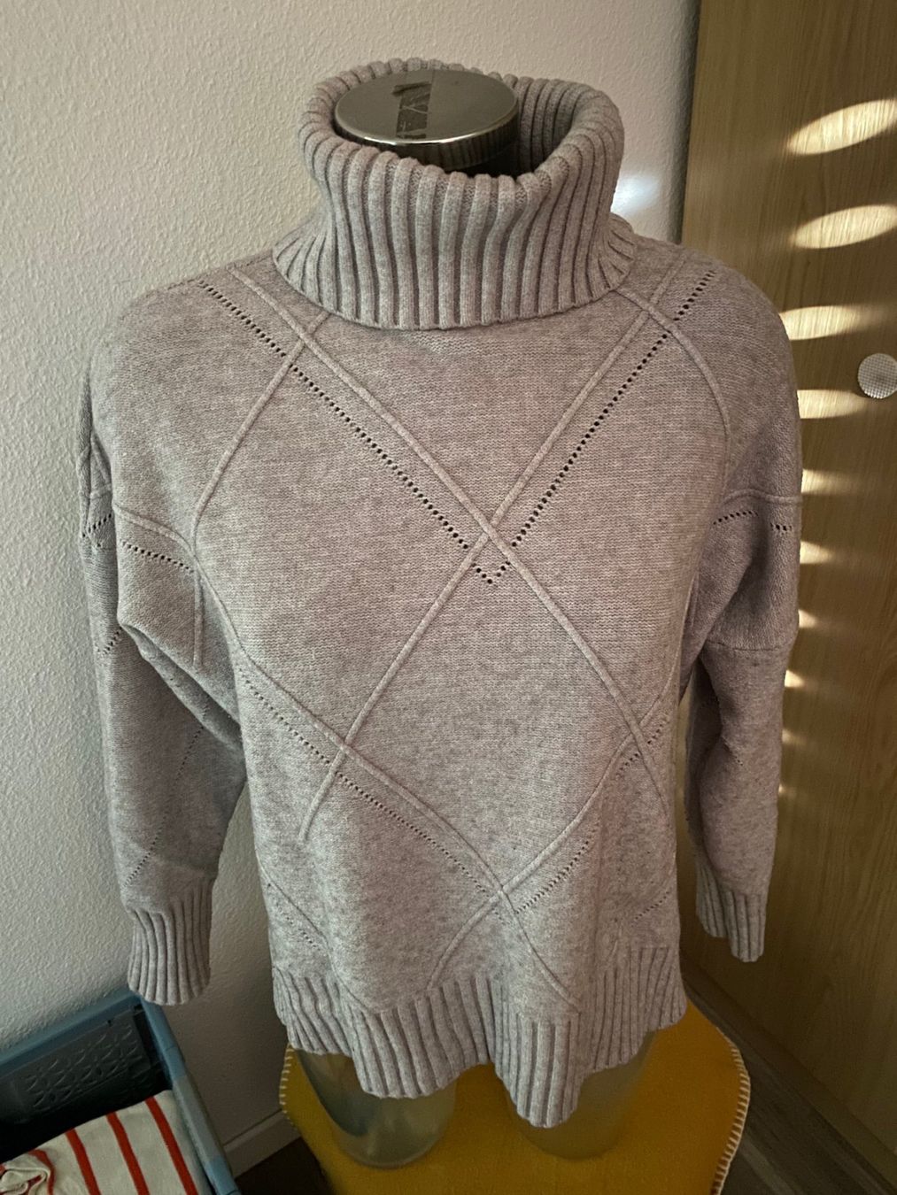 Pullover & Sweatshirts: Rollkragen-Pullover beige Grösse M – Gebraucht aus Allenwinden von Obalu 1