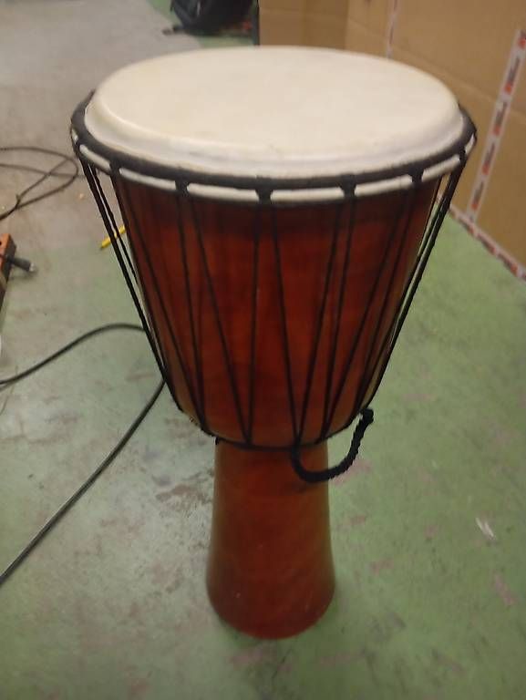 Strumenti musicali: Djembe schlank hoch und gut klingend – Usato da Basel venduto da Petergunn
