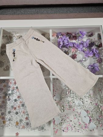 Strickhose Zara beige Blumenstickerei Grösse 110