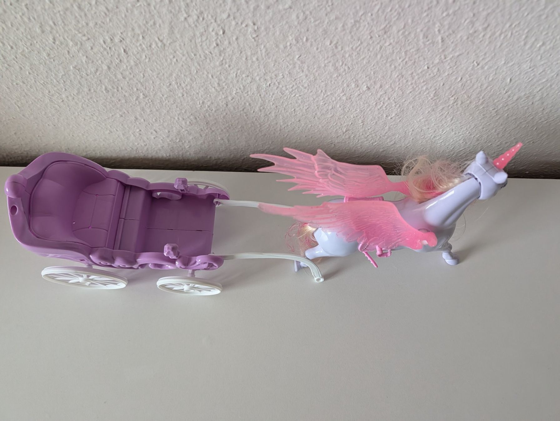Spielzeuge: Märchenhafte Spielzeug-Kutsche mit Einhorn / Pegasus – Gebraucht aus Zürich von eflohmi 2