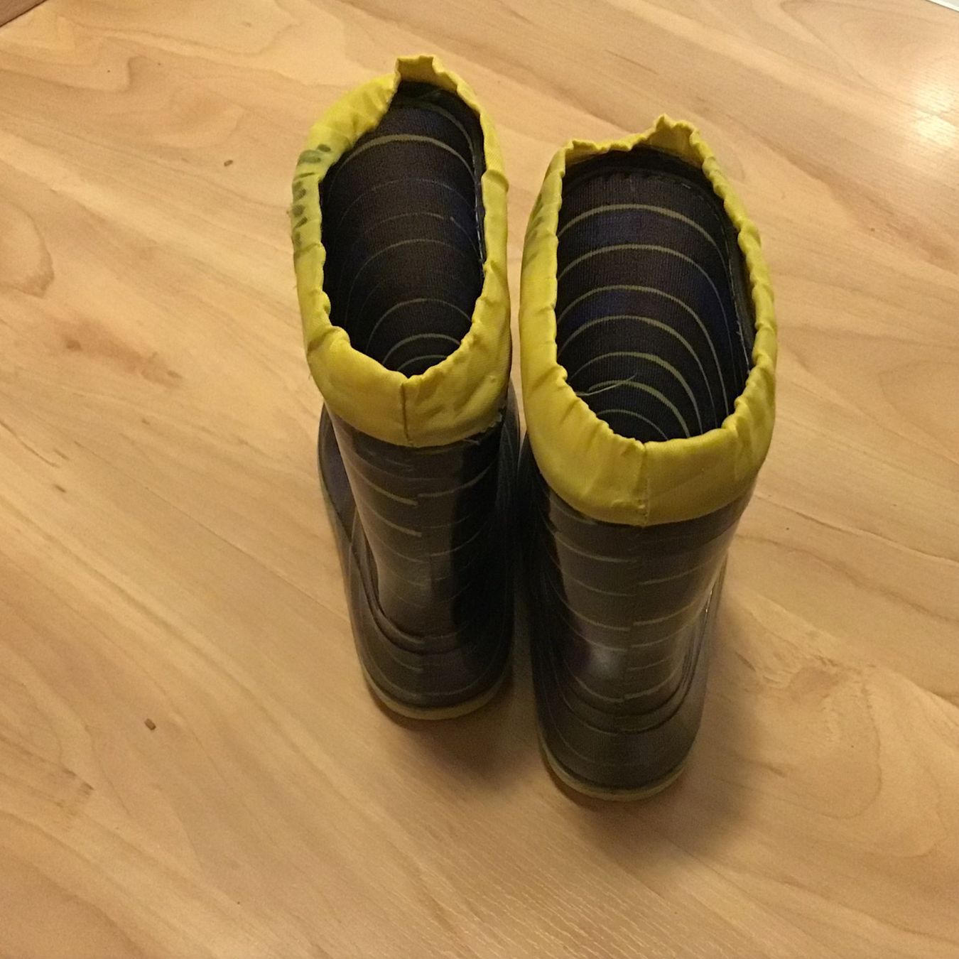 Scarpe per ragazzi: Gummistiefel Gr. 25 – Usato da Rotkreuz venduto da GerberaSpider08 1