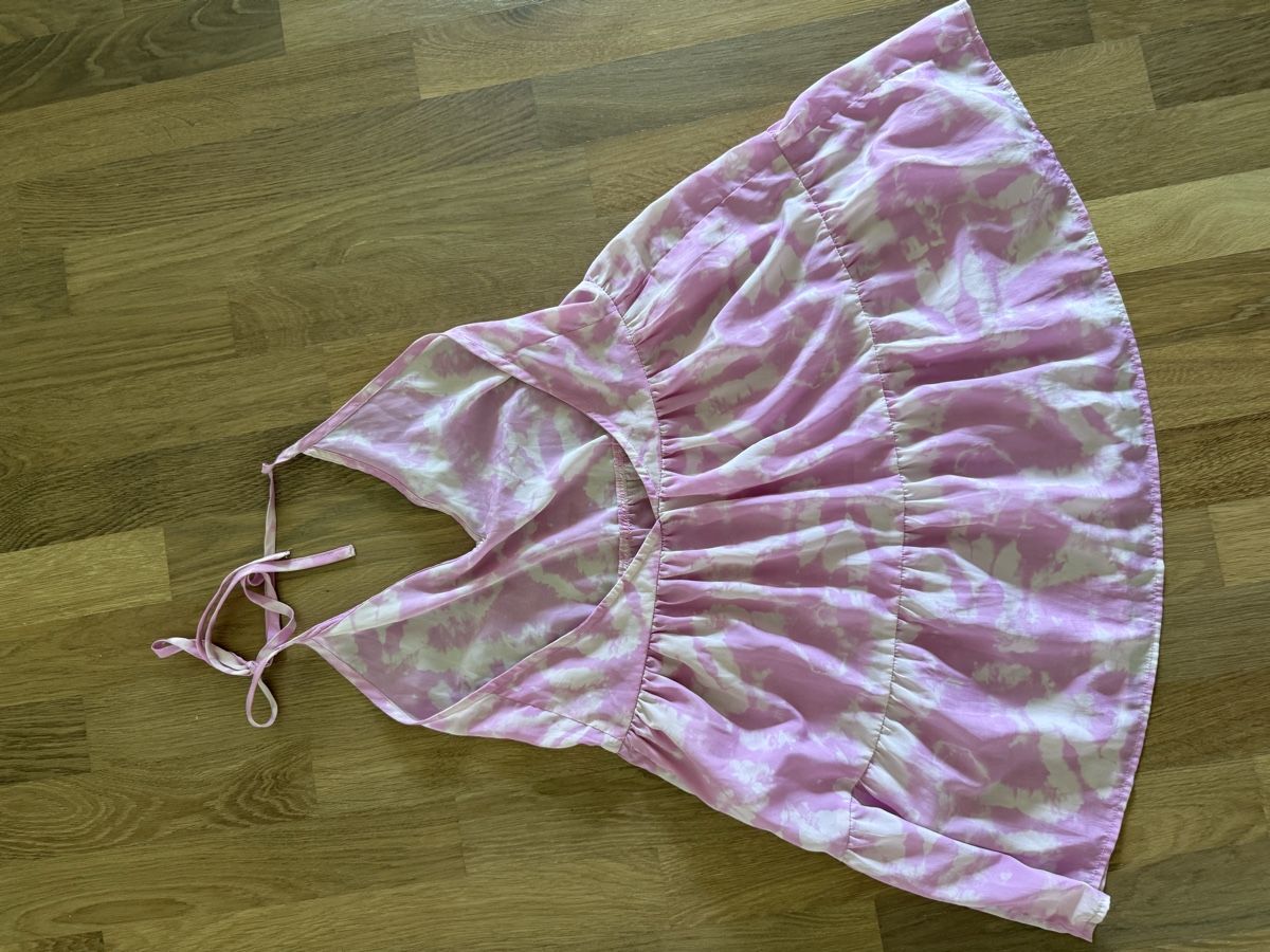 Asos Kleider: Kleid pink batik Grösse M Ruffles neckholder – Gebraucht aus Basel von selinalivia 2