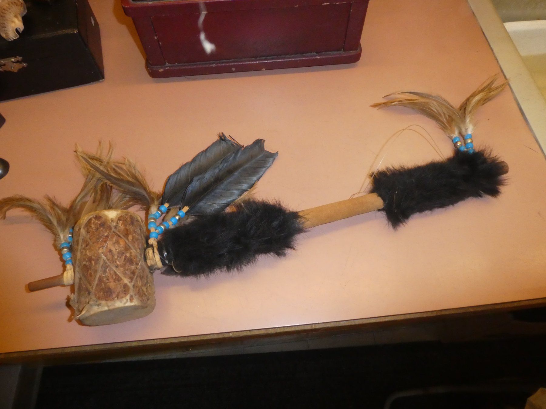 Tutte le decorazioni: Dekorations Trommel mit Federn und Fell – Usato da Chur venduto da Diversico2010