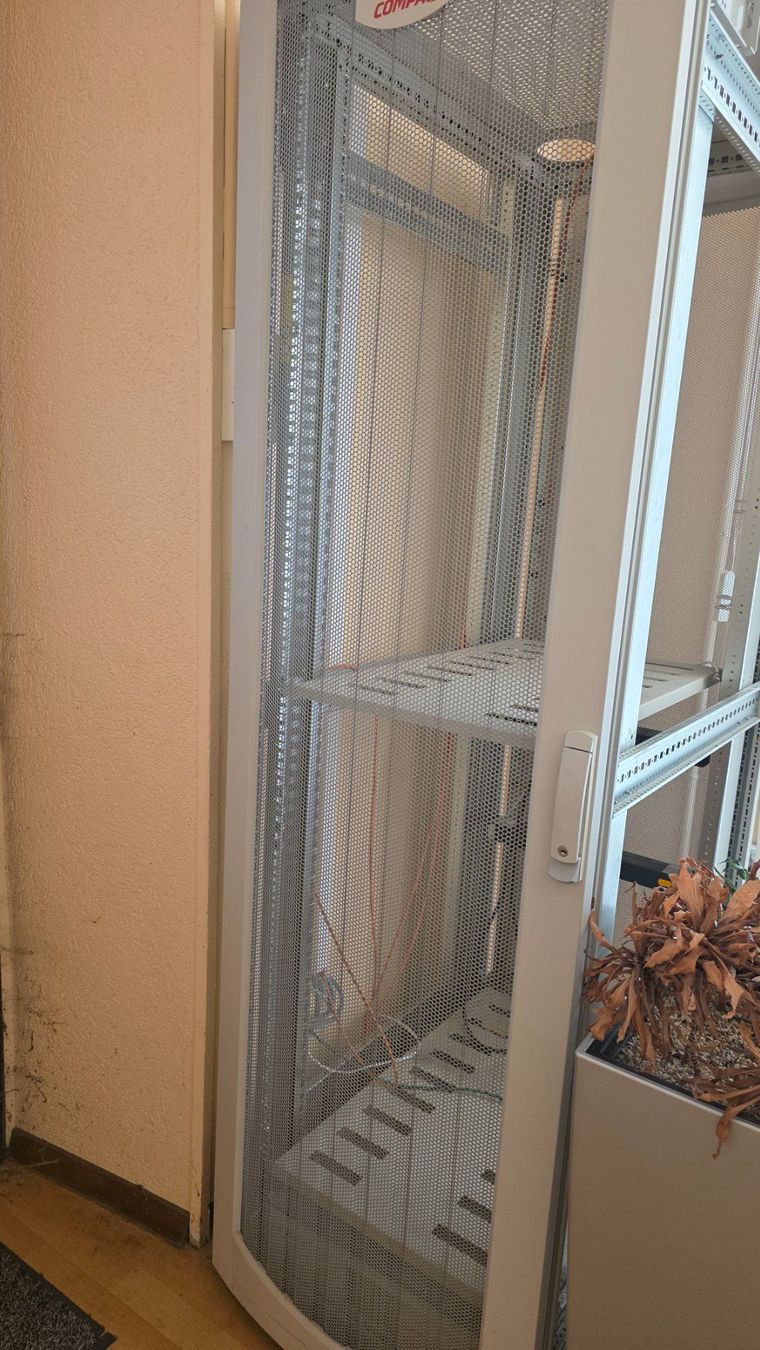 Compaq Racks & Cavalletti: Rack IT Compaq 42U – Usato da Matran venduto da arom786 1