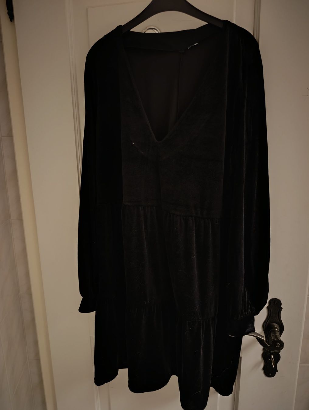 H&M Kleider: Schwarzes Samtkleid von H&M, Grösse L – Neu (gemäss Beschreibung) aus Silvaplana von Suomi3101 2