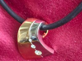 Elegante Halskette aus Kautschuk mit goldigem Anhänger
