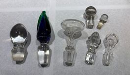 Konvolut à 7 Stück Kristall- / Glas Stöpsel für Karaffen
