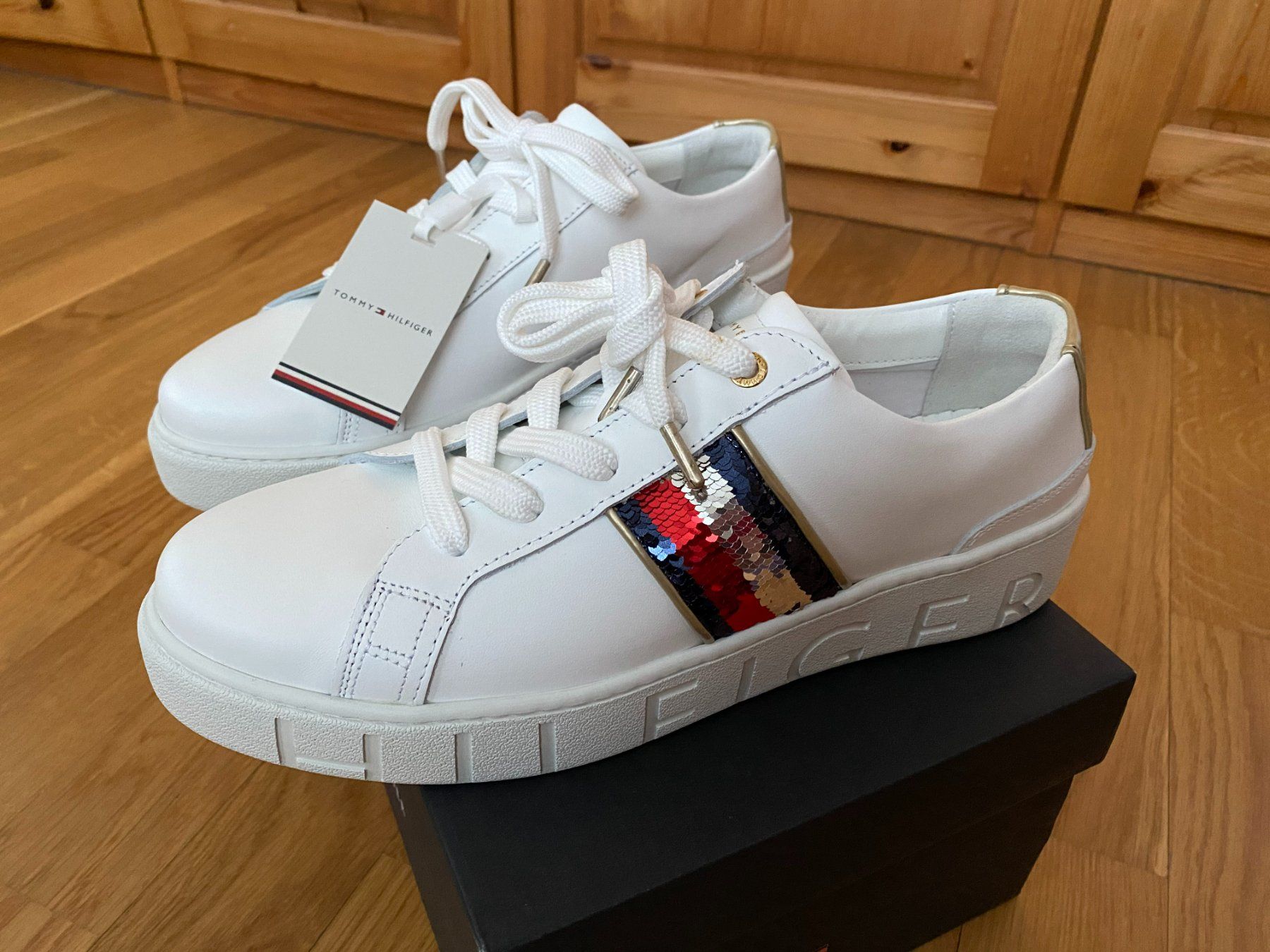Tommy Hilfiger Damenschuhe: TOMMY HILFIGER SNEAKER, GRÖSSE 42, WEISS – Neu und originalverpackt aus Kaiseraugst von tombstonemarshal