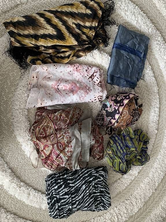 Foulards & écharpes: Schal/Tücher je CHF 2.- / Seide 5.- – D'occasion à Einsiedeln par ver_sb5p