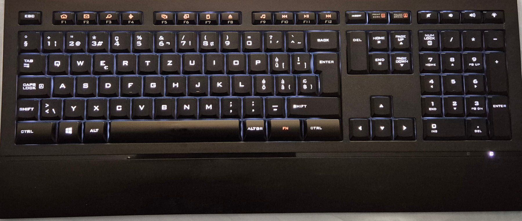 Logitech Tastaturen: Clavier rétroéclairé Logitech K740 - Disposition CH – Gebraucht aus Petit-Lancy von millo5928