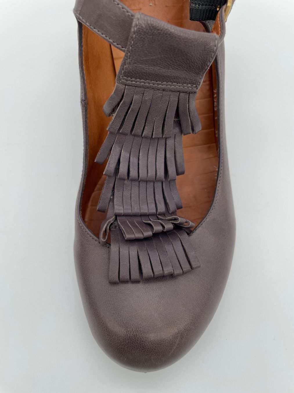 Chie Mihara Damenschuhe: Chie Mihara T-Strap Fringe Pump EU 39 Grau – Gebraucht aus Zürich von shoe_shop 7