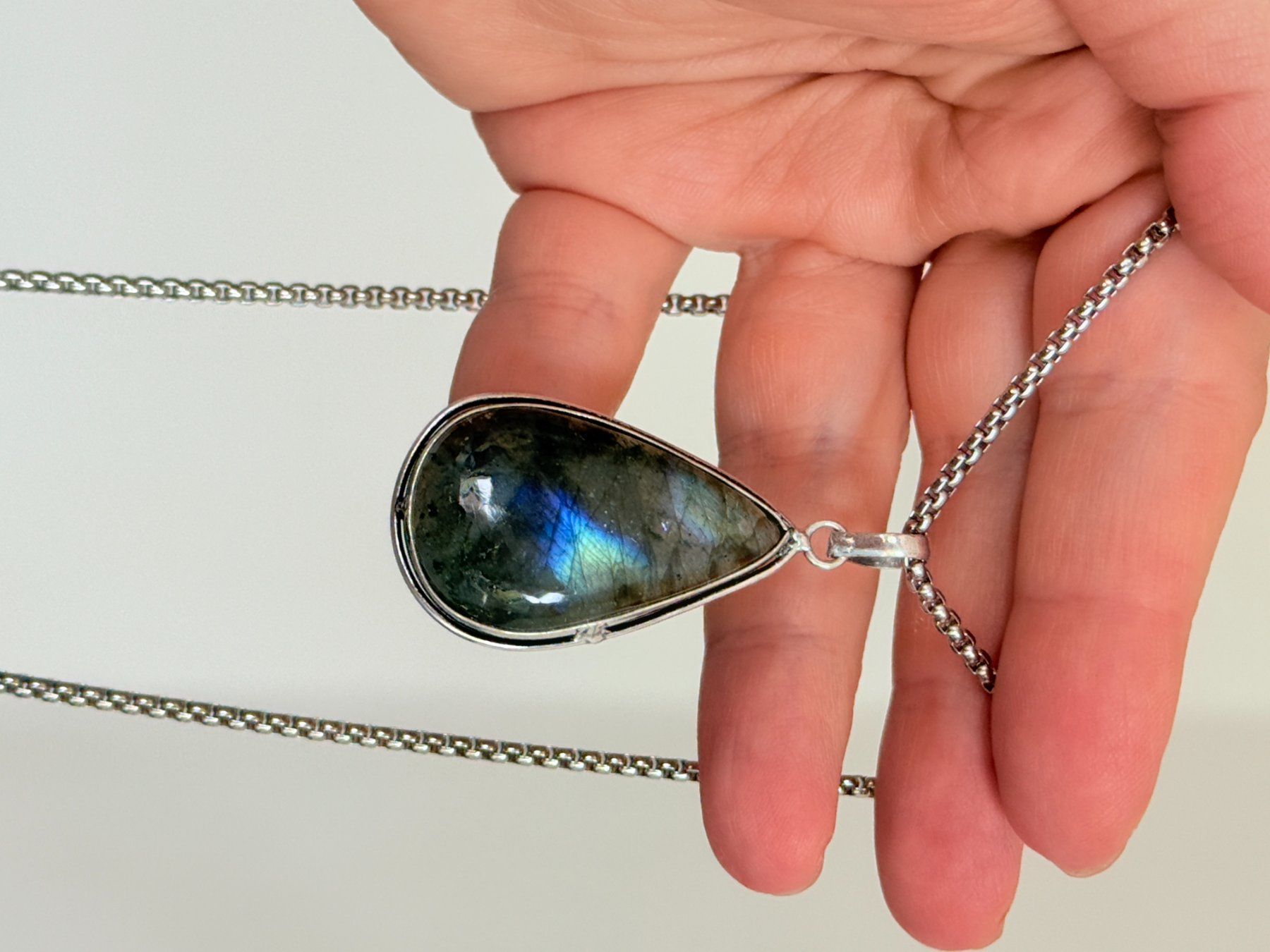 Catenine: Collier avec pendentif labradorite forme goutte – Nuovo e nell'imballaggio originale da Genève venduto da AGBERG 3