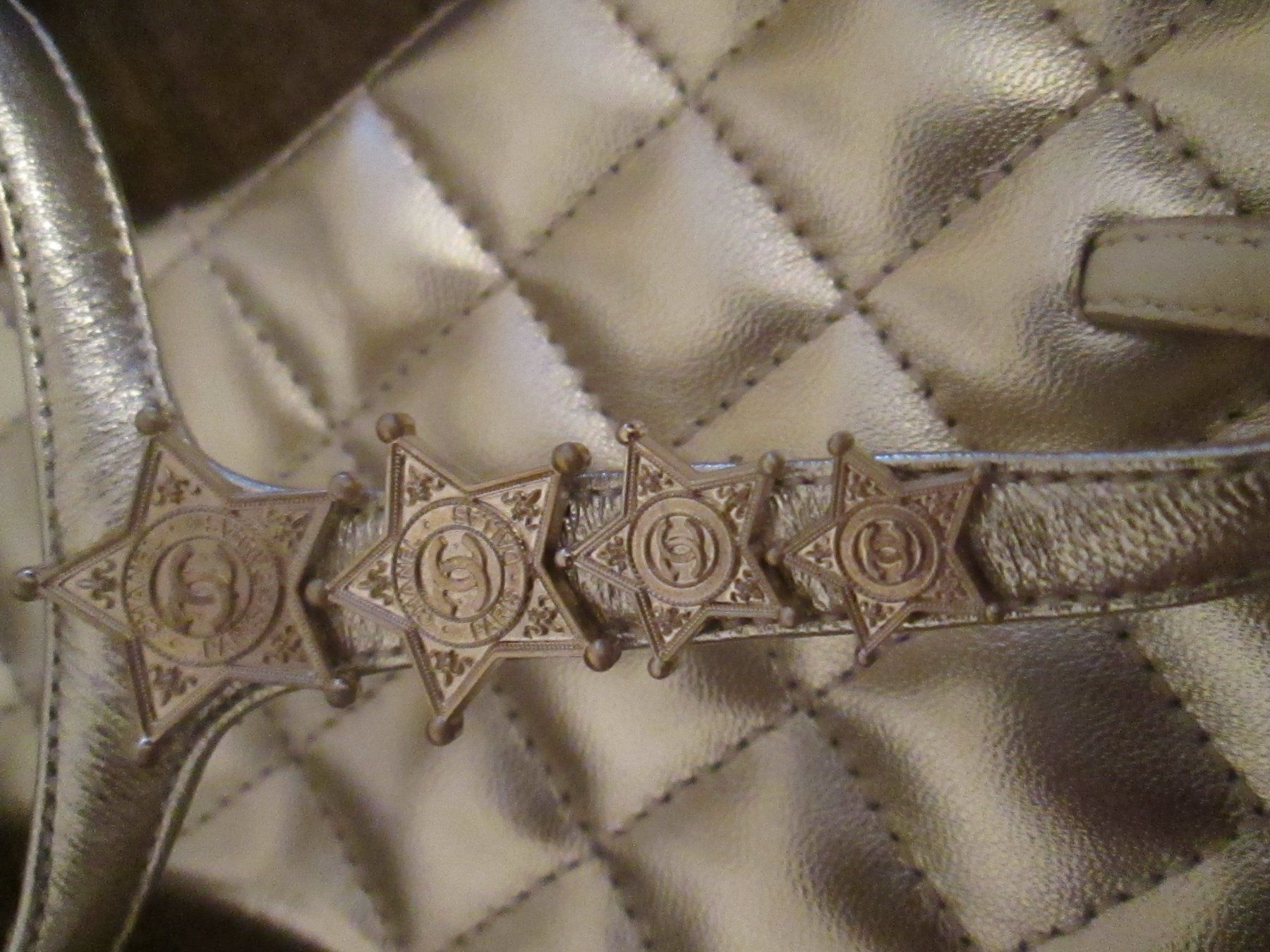Chanel Damenschuhe: Chanel, neue Leder-Flip-Flops, Größe 40 – Neu (gemäss Beschreibung) aus Sementina von babucia 1