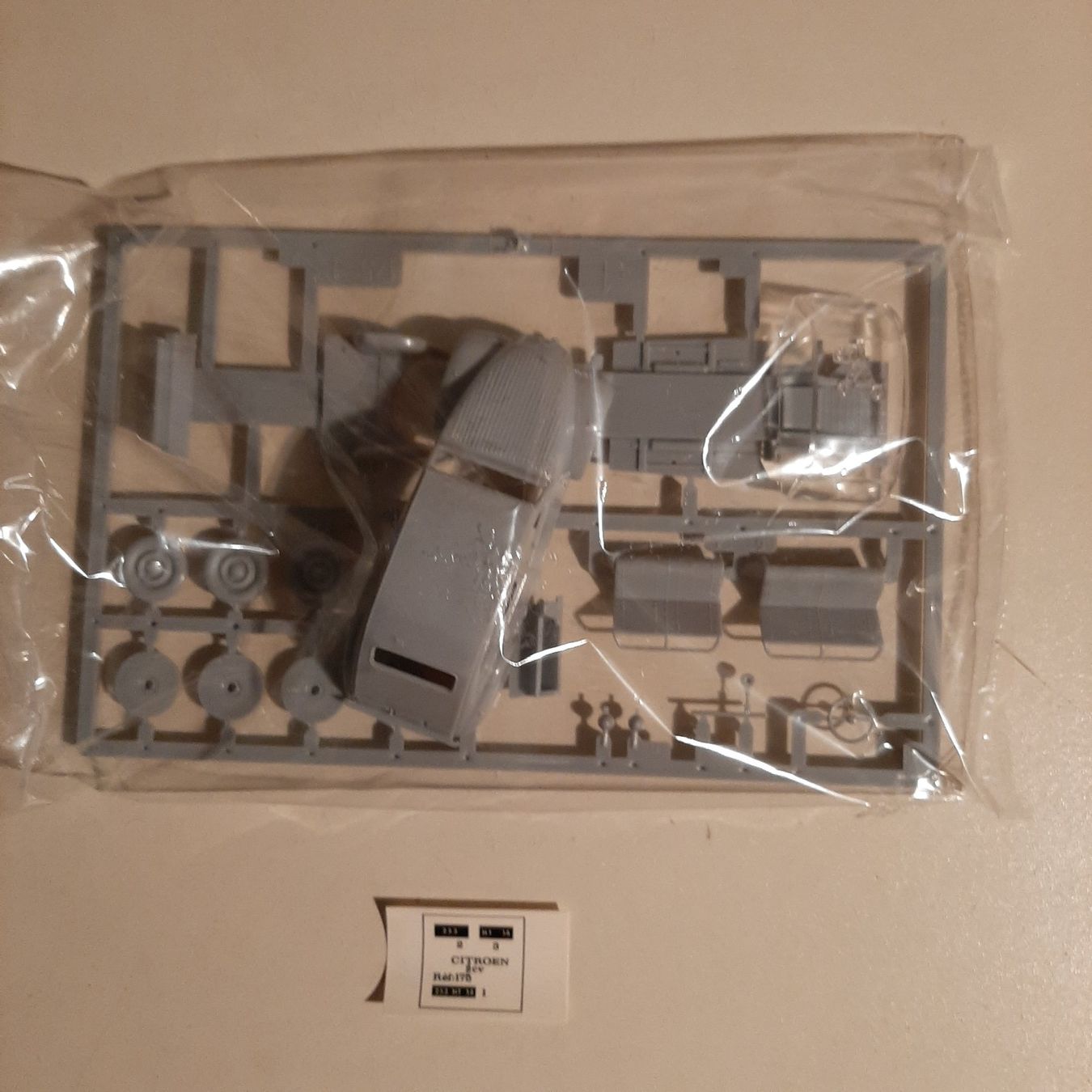 Heller Kit di modellismo & Modellini statici: 404 ... Citroén 2 C V ... Heller 80175 ... 1:43 – Nuovo (secondo la descrizione) da Bonstetten venduto da Benibanny59 2