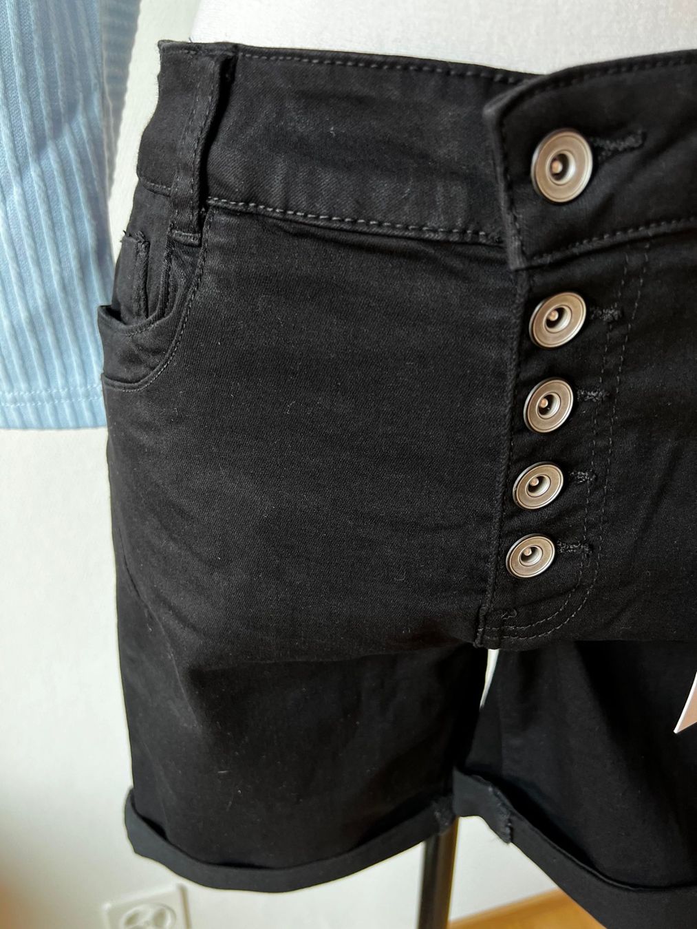 Pantaloni: Neue Schorts M – Nuovo e nell'imballaggio originale da Riehen venduto da edu_92w7 3