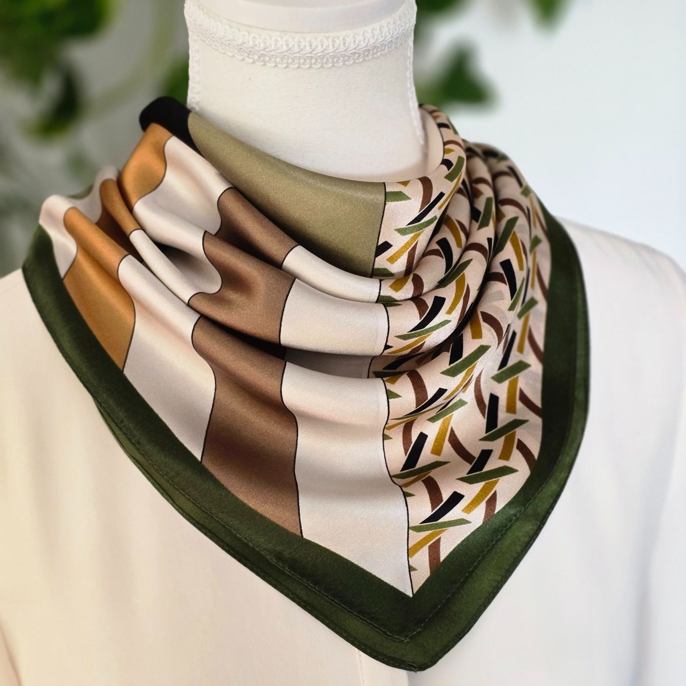 Foulard & Sciarpe: New 68cm Seidentuch, Geometric Pattern Green Silk Scarf – Nuovo e nell'imballaggio originale da Baar venduto da virginiablossoms 8
