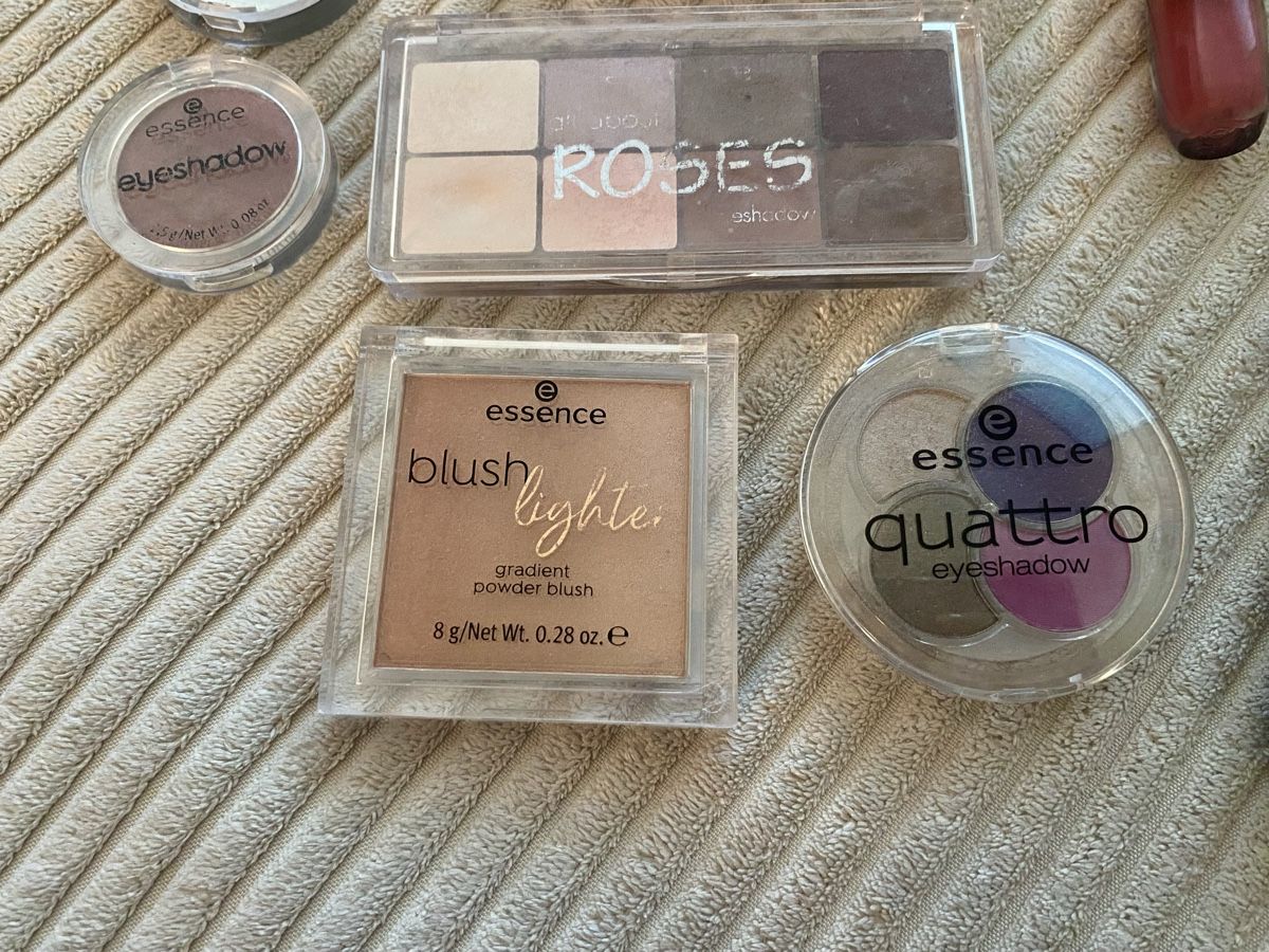 Make-up: Essence Make Up Paket Set Lidschatten Highlighter Blush Glow – Gebraucht aus Langnau am Albis von cynthia.jolene 2