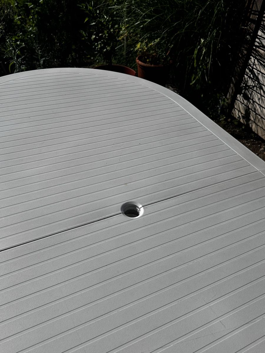 Tavoli: Gartentisch oval weiss mit Sonnenschirmloch – Usato da Winterthur venduto da bia_yjj8 2