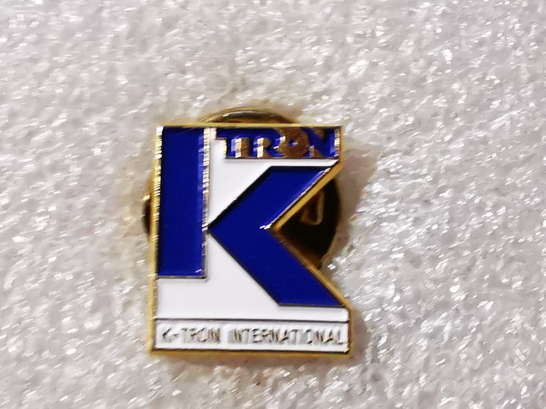 Placchette & Badge: Ansteckpin 44: K-Tron International – Usato da Oppligen venduto da Pin-Fall-Shop