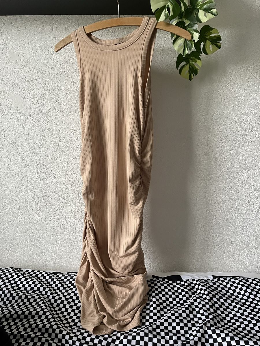 Shein Robes: Robe moulante beige M 👢 – Neuf avec emballage d'origine à Bramois par cyr_sb8d 2
