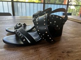 Schwarze Sandalen mit Schnalle und hohem, breitem Absatz