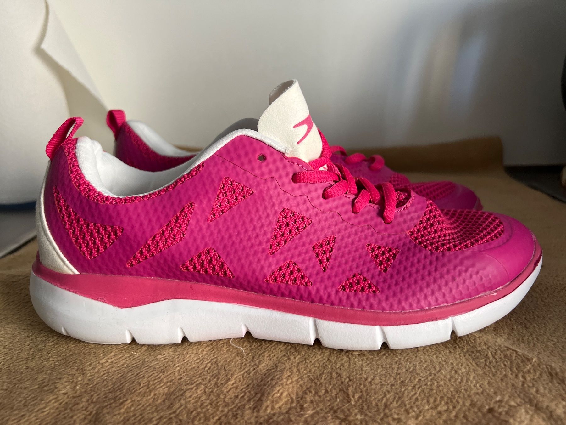 Chaussures femmes: Schuhe pink NEU Gr 40 – D'occasion à Basel par Winniepuuh
