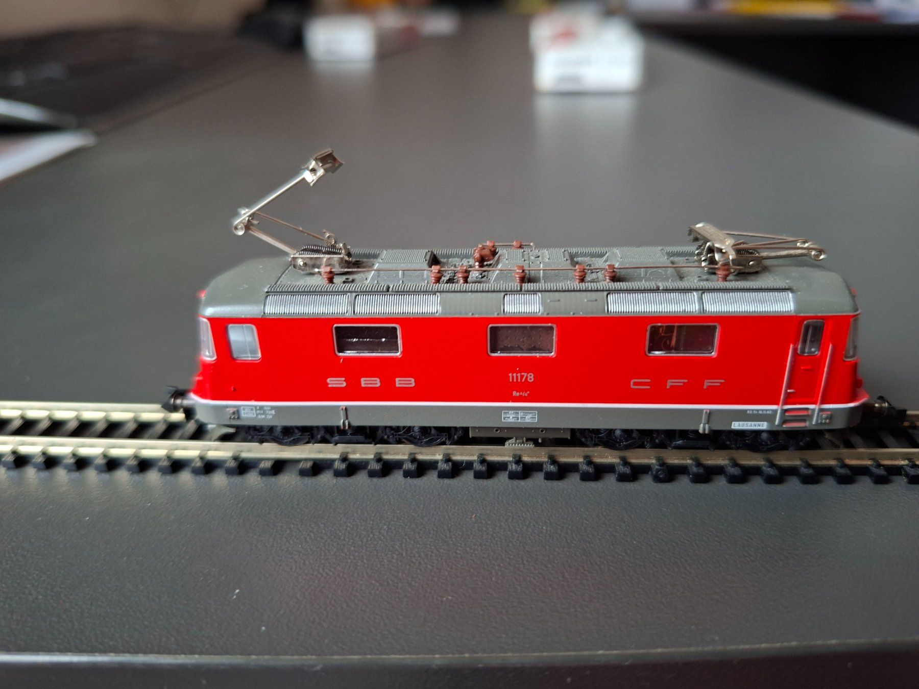 Fleischmann Modellini di ferrovie: Re 4/4 II Fleischmann rot – Usato da Liesberg Dorf venduto da Wispli3 3