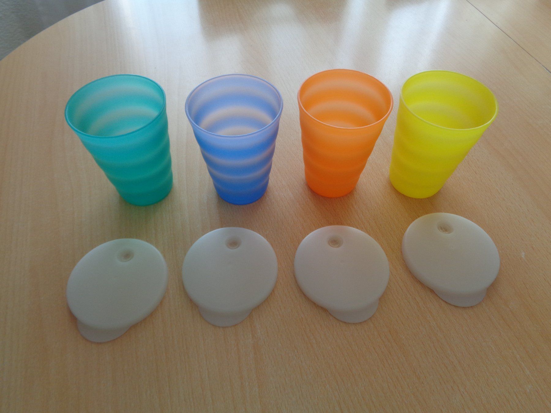 Tupperware Contenitori & Simili: Tupperware 4 Becher mit Strohhalmdeckel – Usato da Dietikon venduto da chroetli77 2