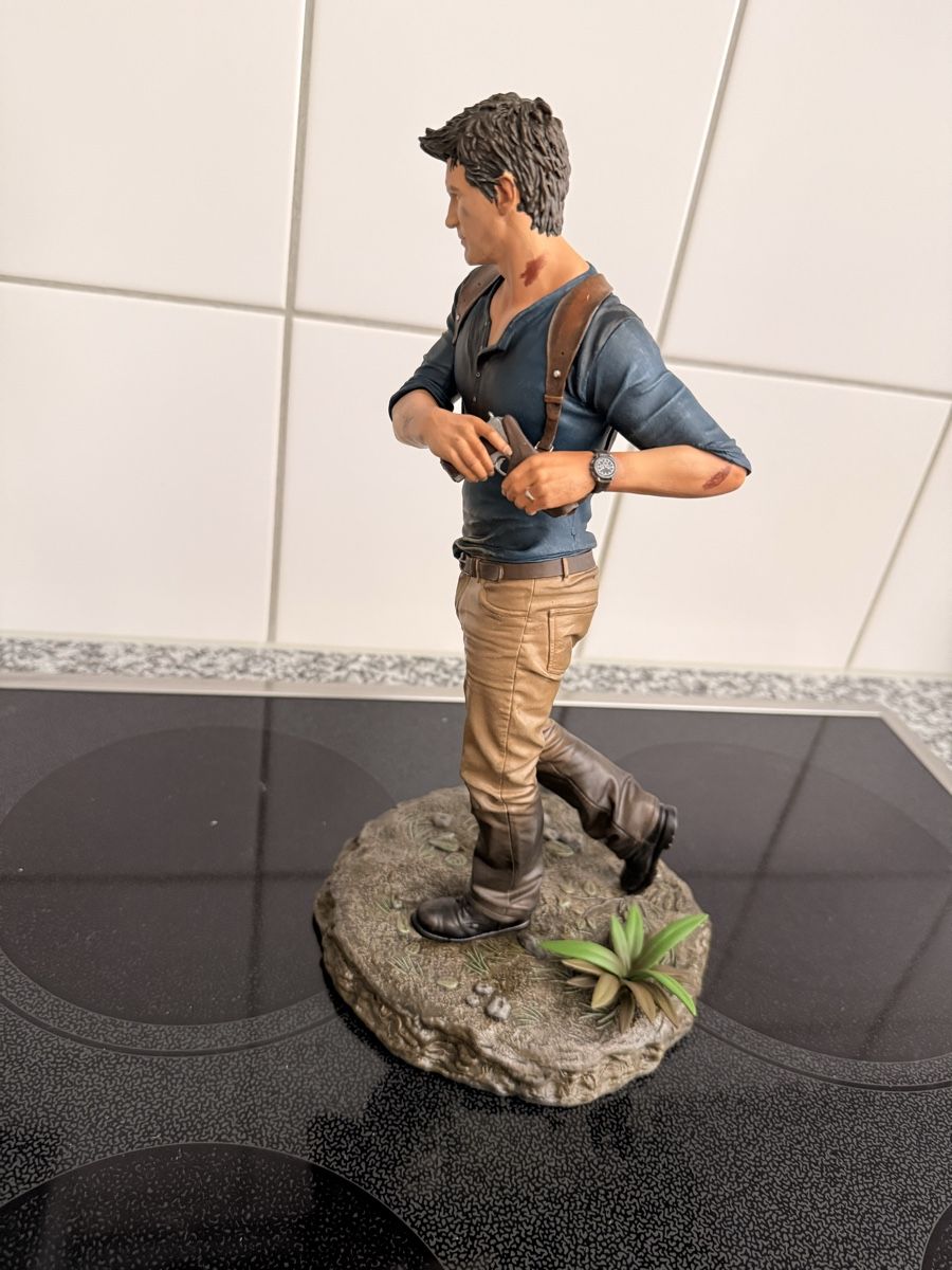 Sony Console: PS4-Konsole mit 3 Controller, Ladestation für Controller – Usato da Zürich venduto da mic_v2gm 9