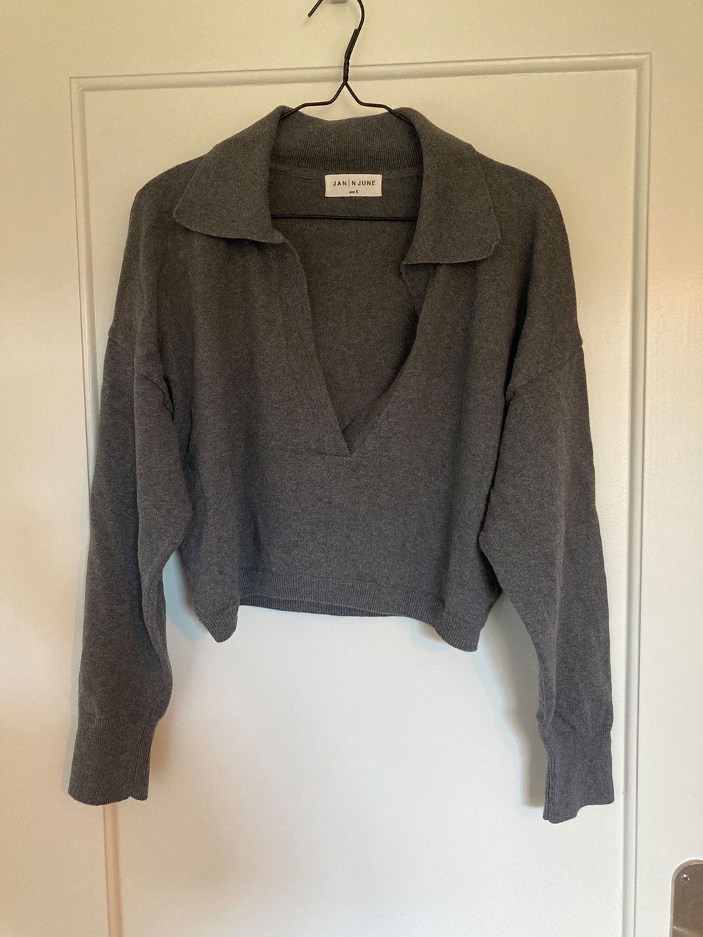Pullover & Sweatshirts: Grauer Pullunder von Jan n June – Gebraucht aus Zürich von vesieber