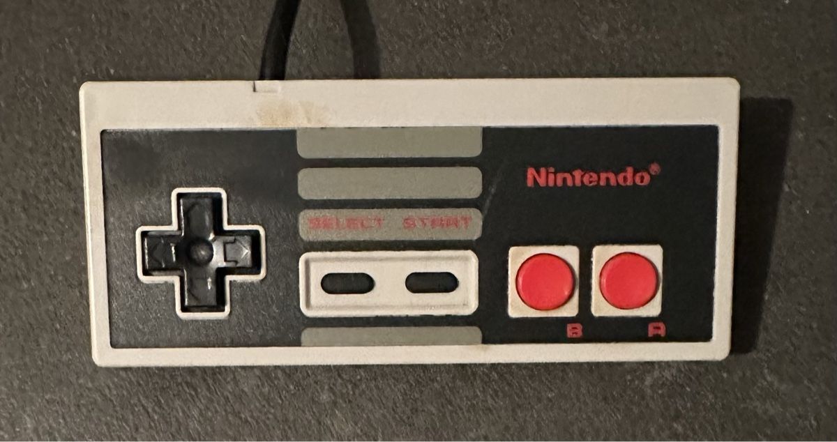 Nintendo Controller: Original Nintendo NES Controller – Gebraucht aus Kestenholz von Matti_11